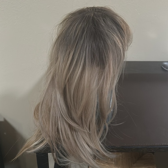 BEAUTIFUL WIG! Dark top of head, blonde throughout. Soft with bangs and layers. - Picture 4 of 9